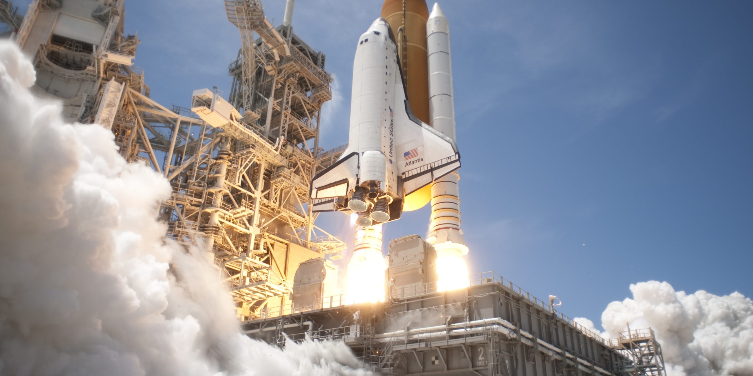 Space_Shuttle_Atlantis_launches_from_KSC_on_STS-132_side_view