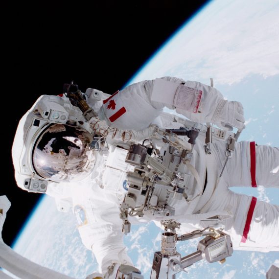 20180305_Astronaut-Chris-Hadfield-on-a-mission-STS-100-spacewalk